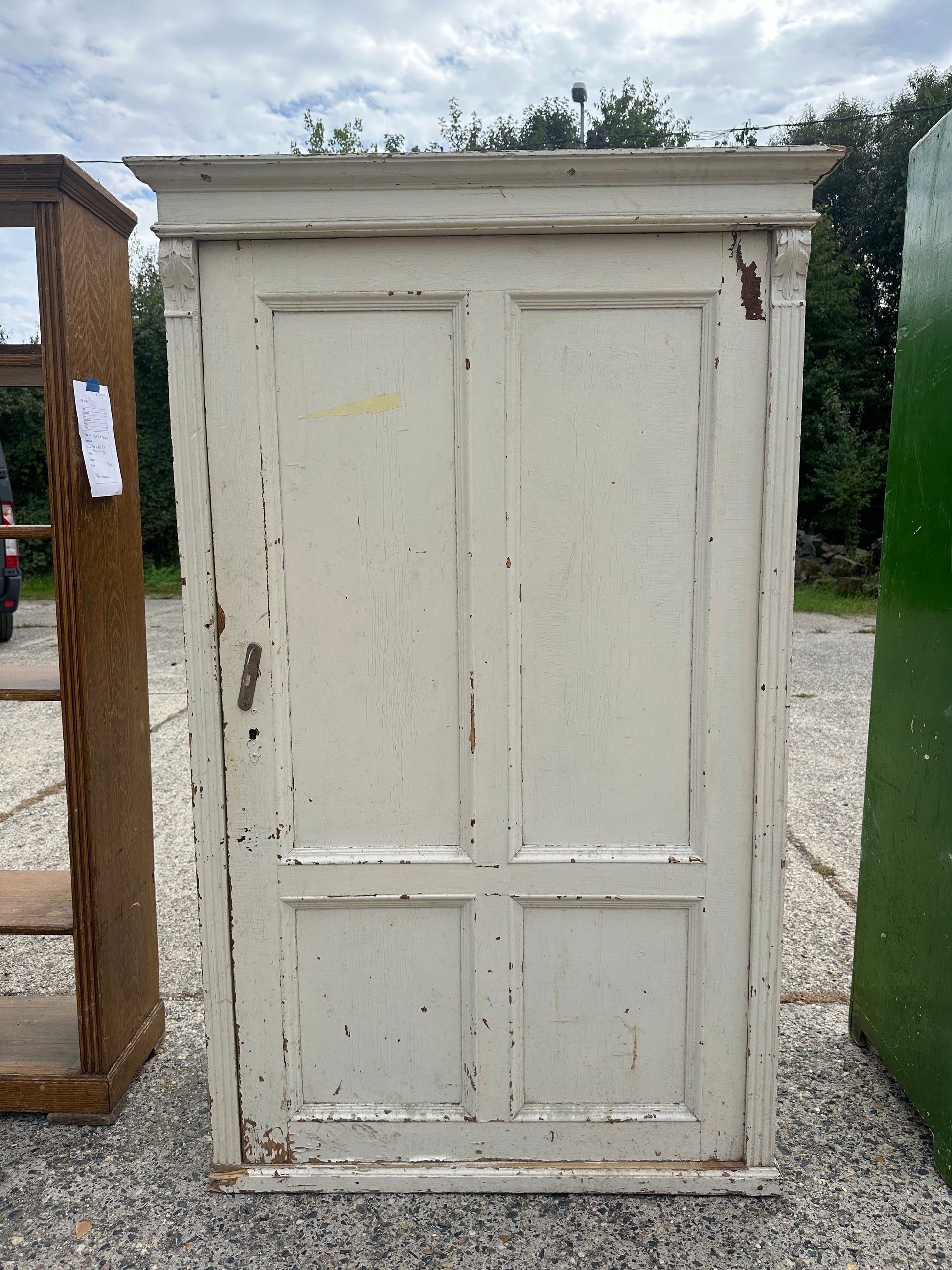 Ett gammalt vackert skåp med en högerhängd dörr