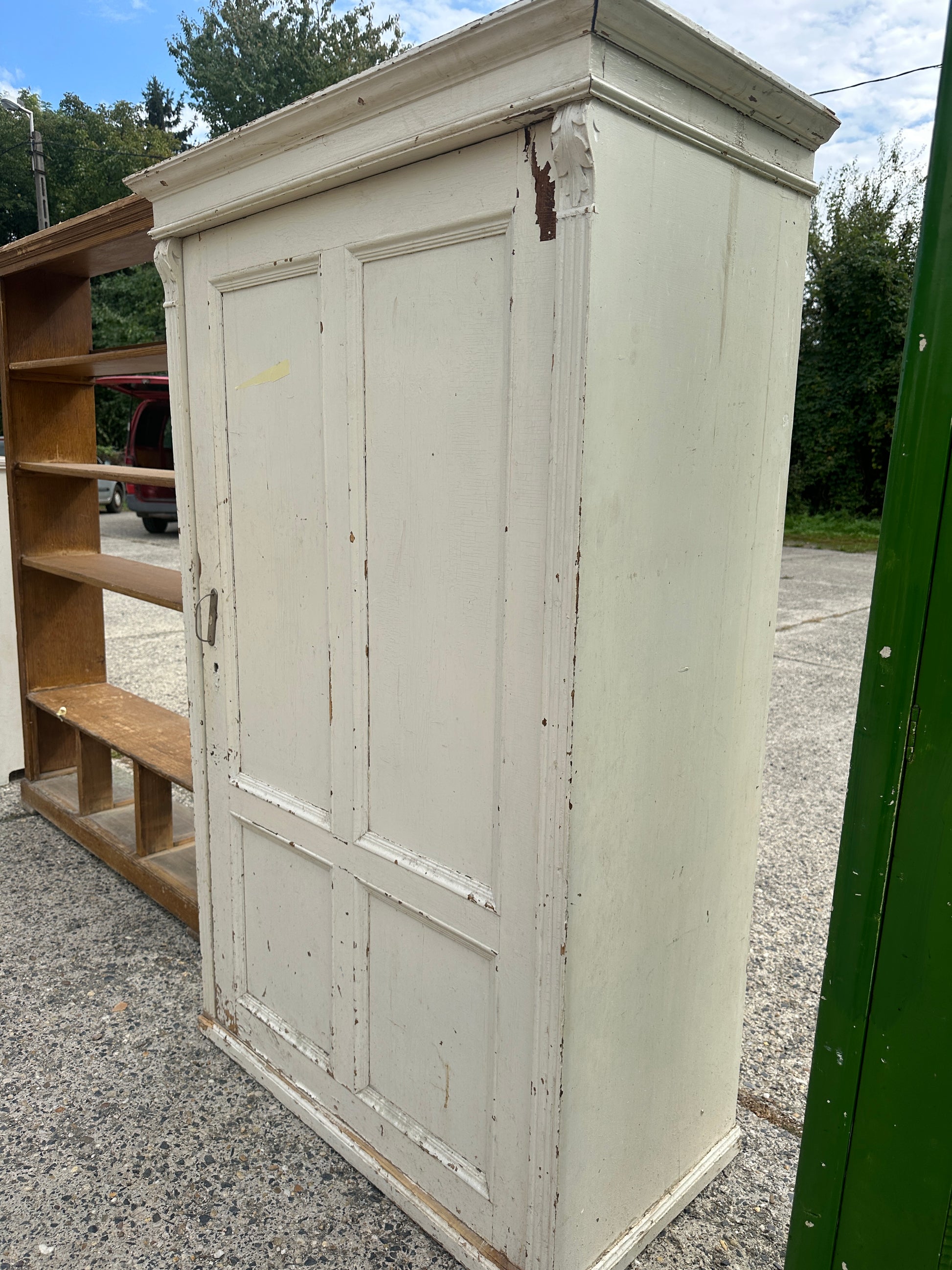 Ett gammalt vackert skåp med en högerhängd dörr