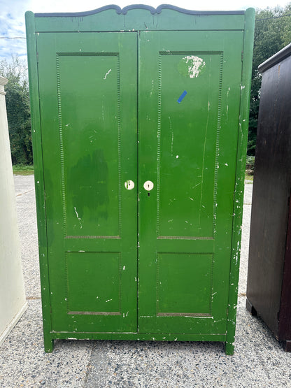 Ett gammalt vackert skåp med vackra former och detaljer