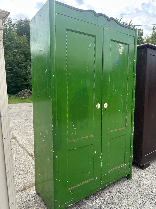 Ett gammalt vackert skåp med vackra former och detaljer
