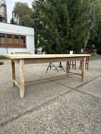 Ett gammalt, stort och vackert bord med raka och lite enklare ben