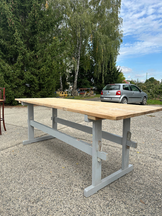 Ett gammalt stort och vackert bord med rakare former