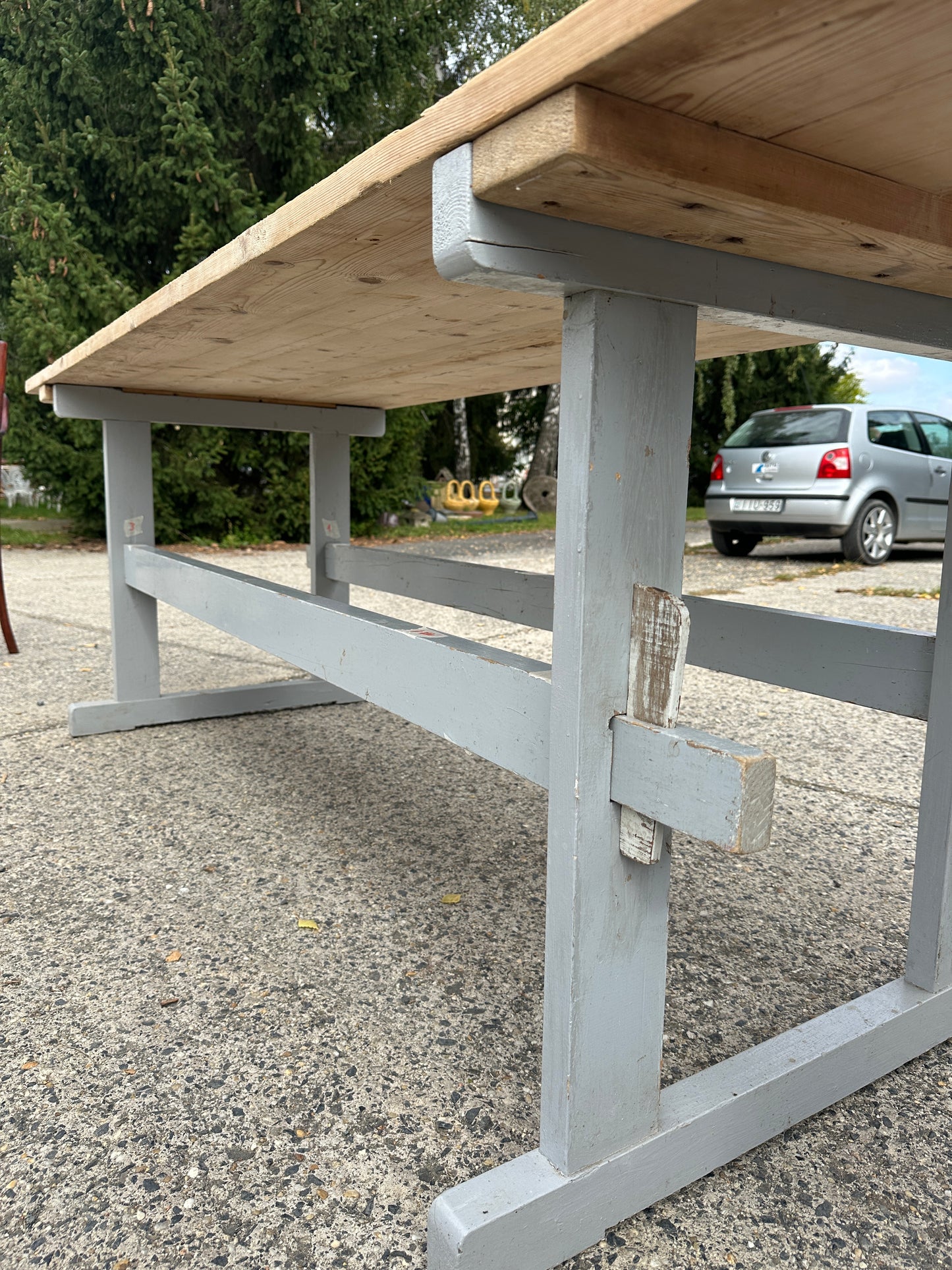 Ett gammalt stort och vackert bord med rakare former