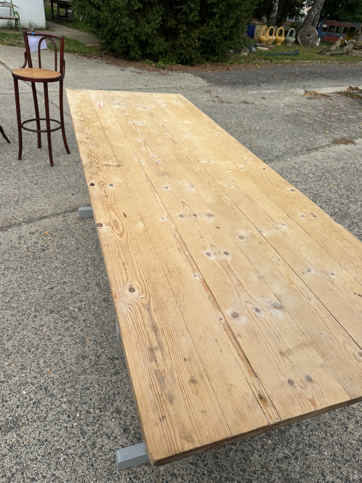 Ett gammalt stort och vackert bord med rakare former