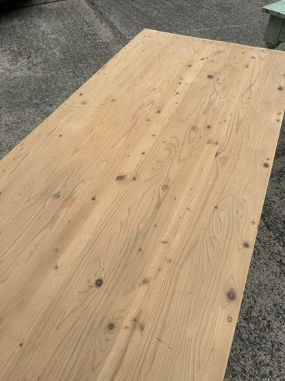 Ett vackert kryssbensbord.
Bordsskivan i plank har en vacker patina.