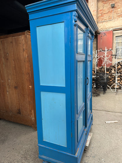 Ett gammalt vackert skåp med vackra detaljer och ett dekorativt krön