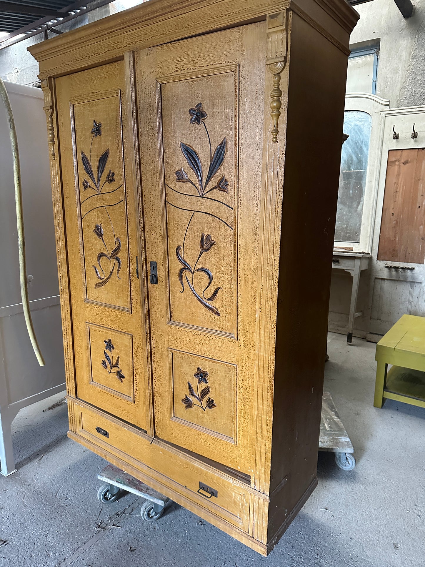 Det här är ett gammalt vackert skåp med fina detaljer.