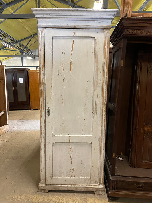 Ett gammalt vackert lite högre skåp med en högerhängd dörr. Skåpet har vackra former och detaljer