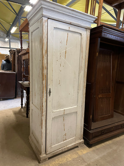 Ett gammalt vackert lite högre skåp med en högerhängd dörr. Skåpet har vackra former och detaljer