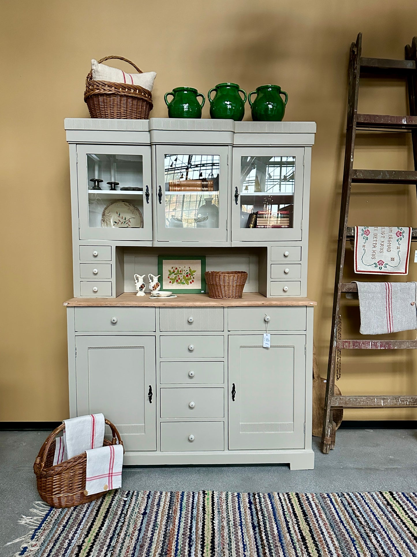 ljust köksskåp mot gul vägg