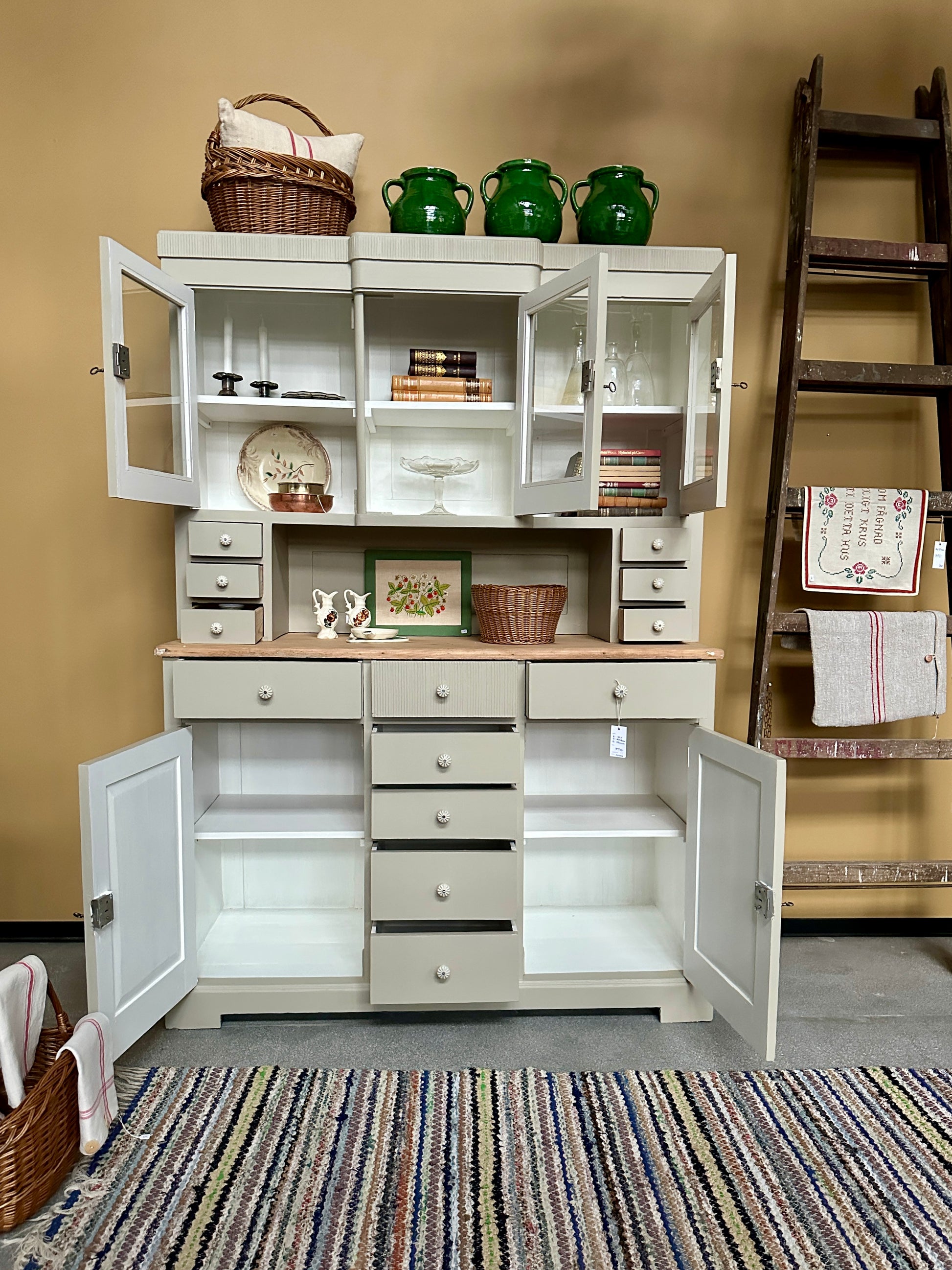 ljust köksskåp mot gul vägg