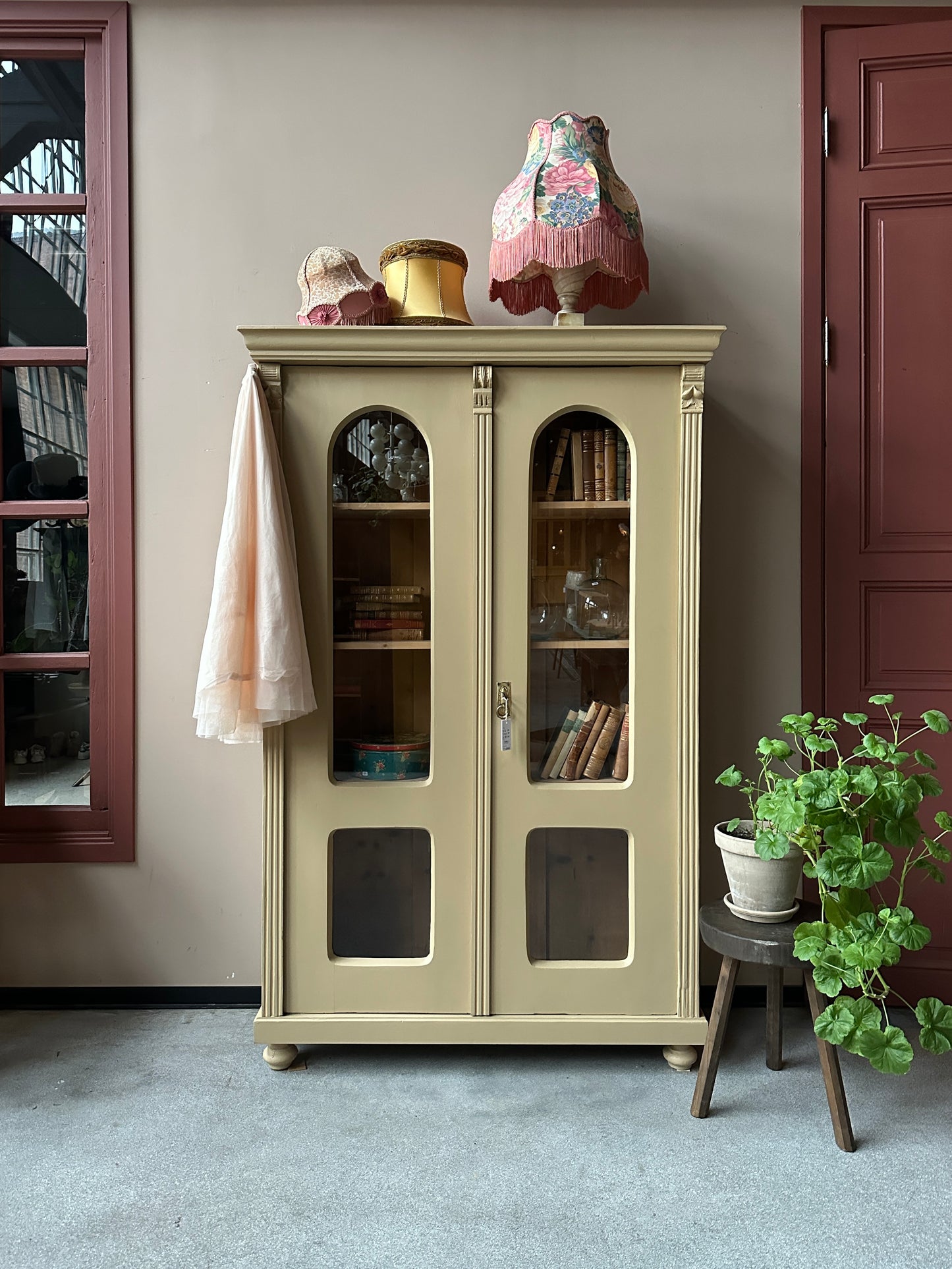 Ett gammalt, vackert vitrinskåp med fina detaljer i de rundade formerna och det arbetade krönet. Skåpet är endast 41,5 cm djupt mätt uppe på krönet!