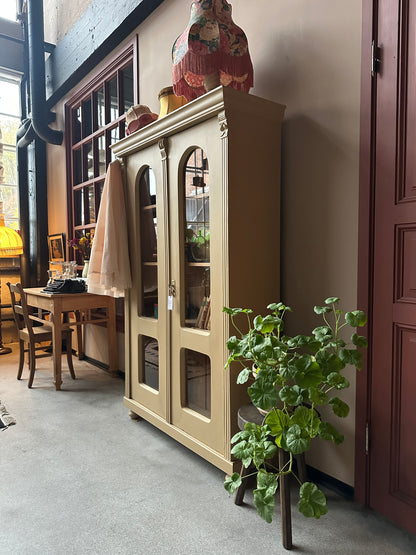 Ett gammalt, vackert vitrinskåp med fina detaljer i de rundade formerna och det arbetade krönet. Skåpet är endast 41,5 cm djupt mätt uppe på krönet!