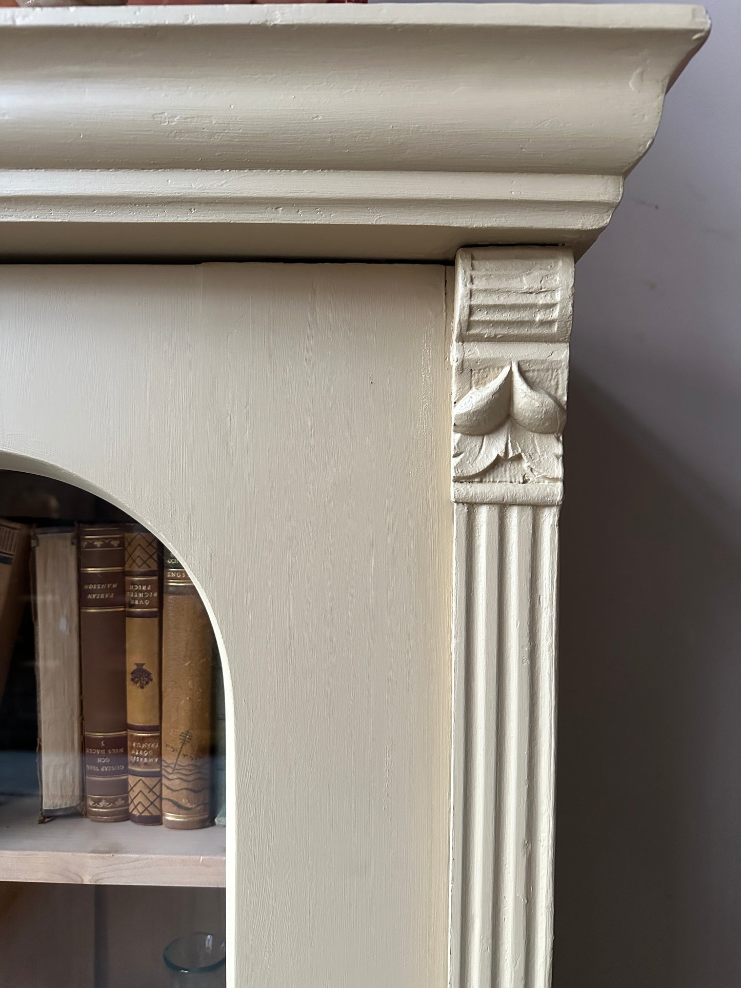 Ett gammalt, vackert vitrinskåp med fina detaljer i de rundade formerna och det arbetade krönet. Skåpet är endast 41,5 cm djupt mätt uppe på krönet!