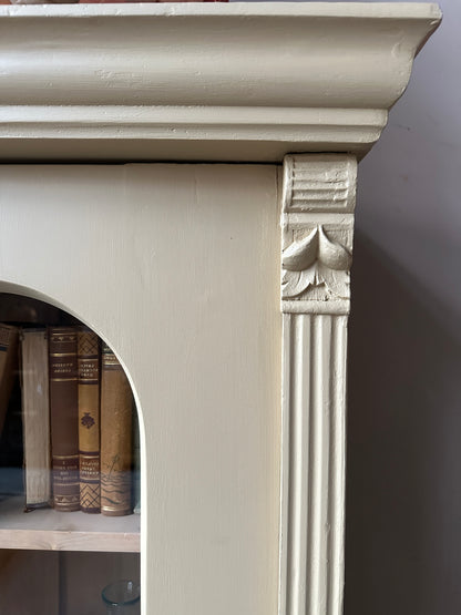 Ett gammalt, vackert vitrinskåp med fina detaljer i de rundade formerna och det arbetade krönet. Skåpet är endast 41,5 cm djupt mätt uppe på krönet!