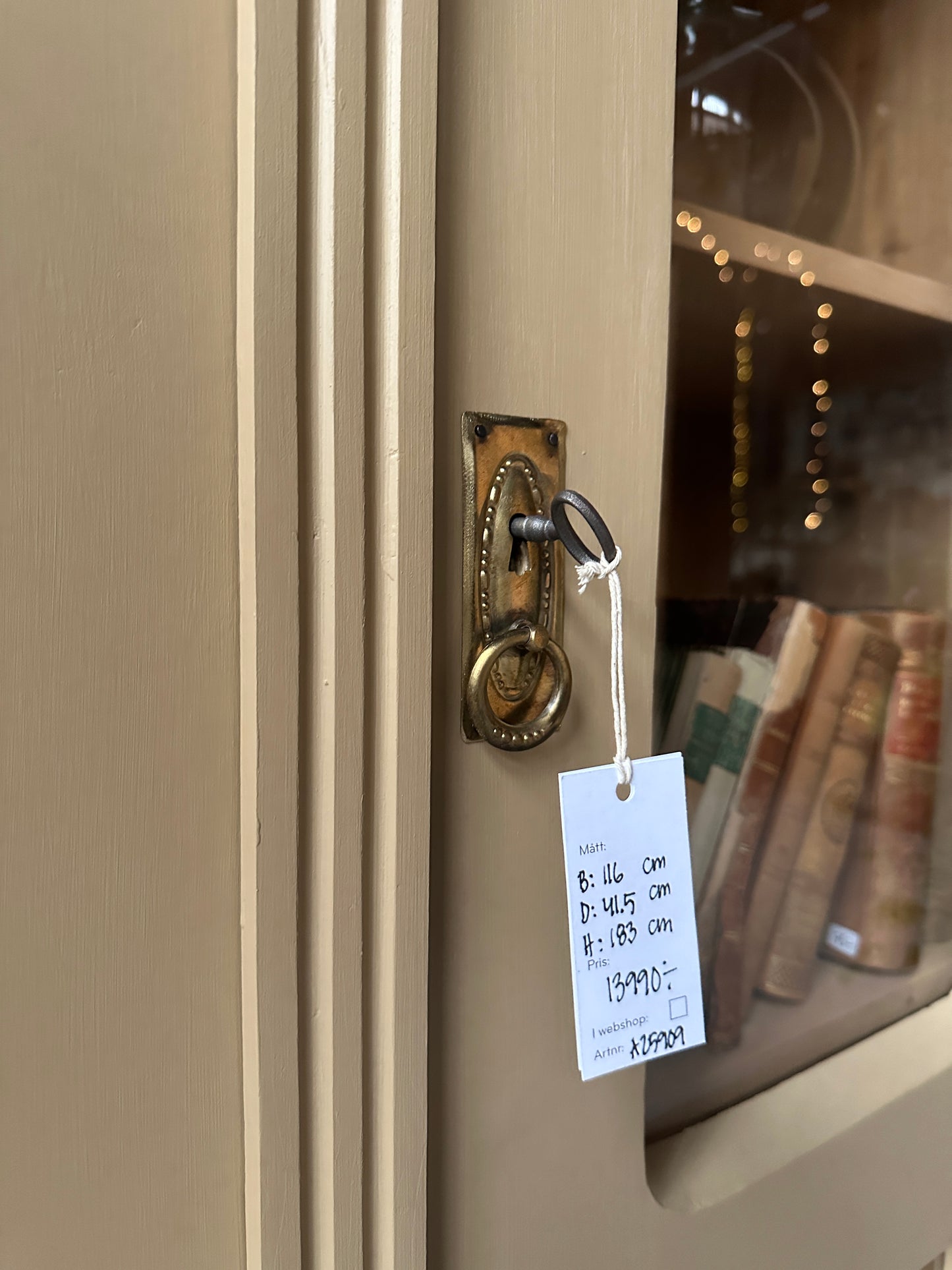 Ett gammalt, vackert vitrinskåp med fina detaljer i de rundade formerna och det arbetade krönet. Skåpet är endast 41,5 cm djupt mätt uppe på krönet!