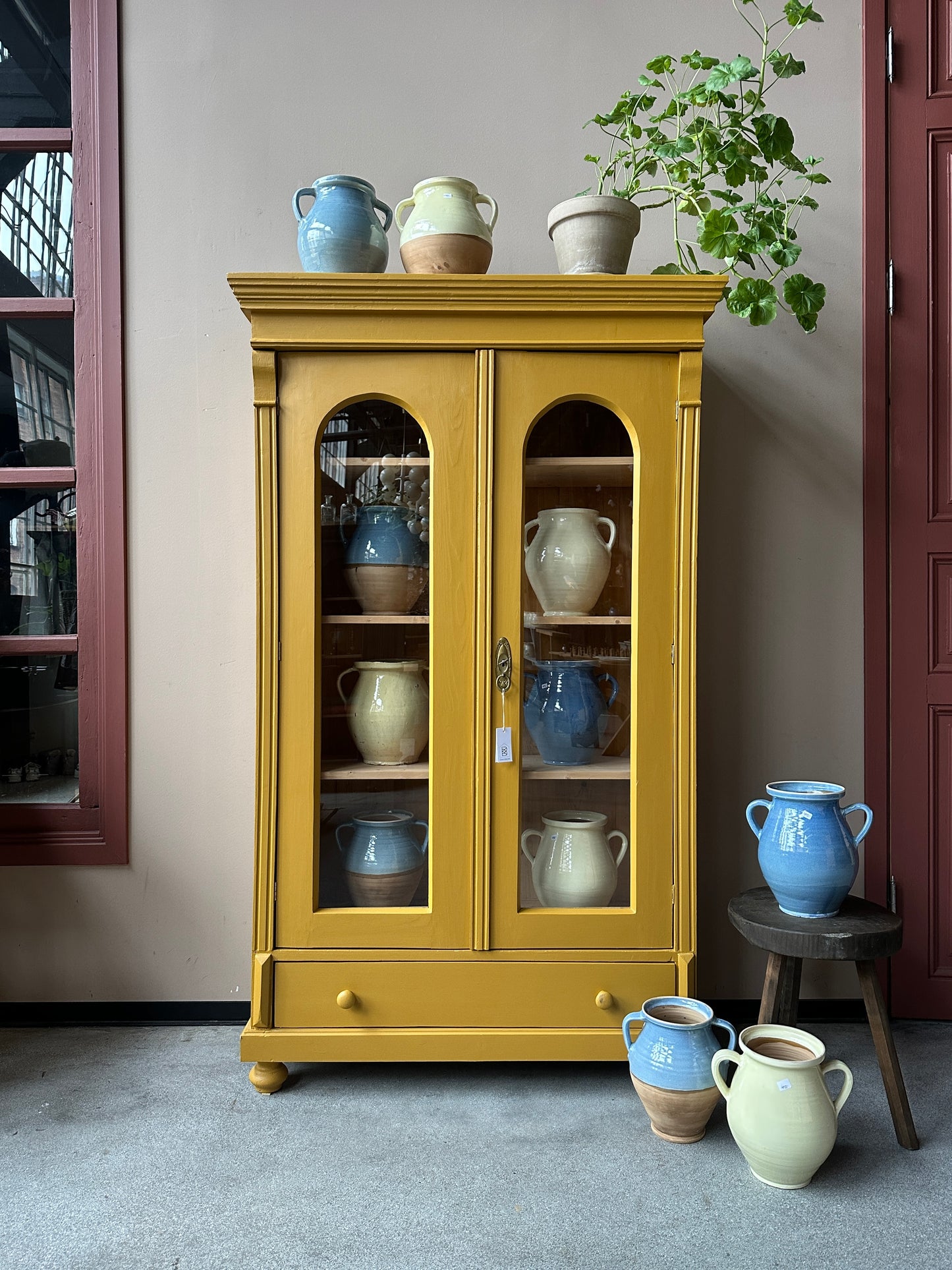 Ett gammalt, vackert vitrinskåp med fina detaljer i de rundade formerna och det arbetade krönet. Skåpet är endast 40 cm djupt mätt uppe på krönet!