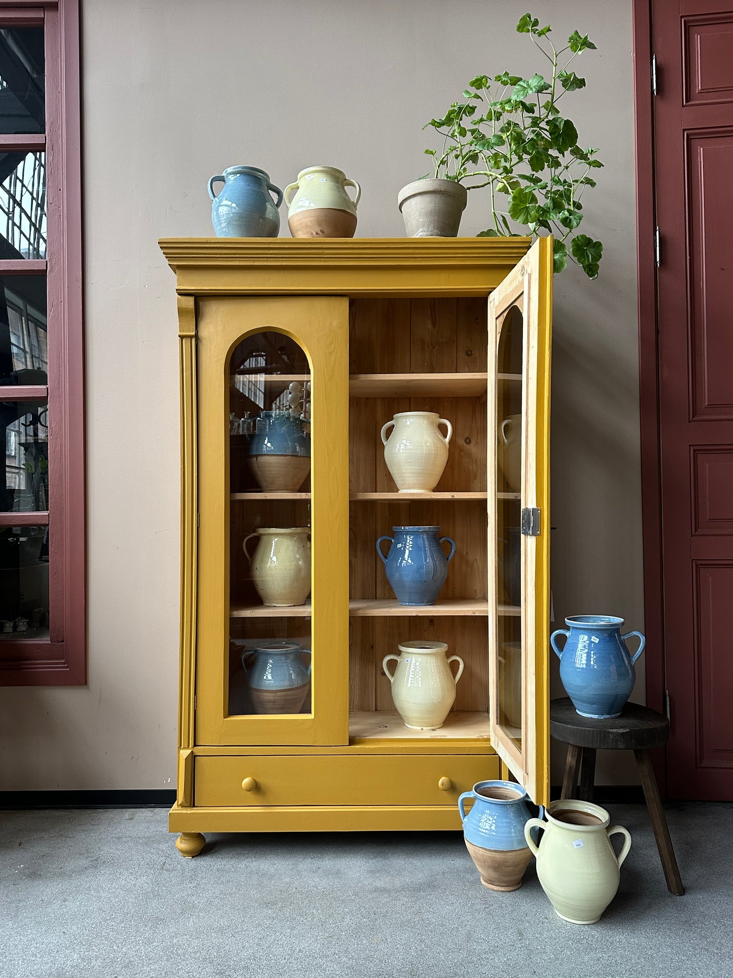 Ett gammalt, vackert vitrinskåp med fina detaljer i de rundade formerna och det arbetade krönet. Skåpet är endast 40 cm djupt mätt uppe på krönet!