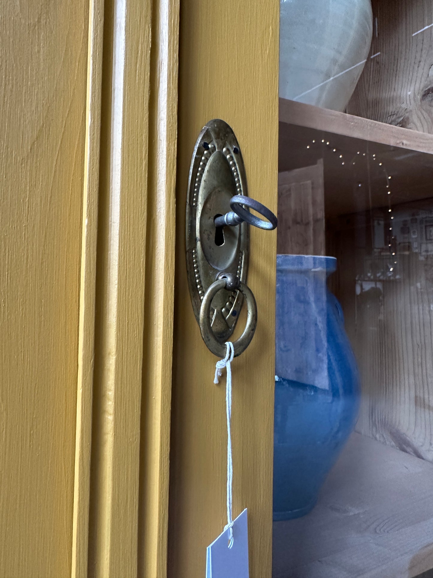 Ett gammalt, vackert vitrinskåp med fina detaljer i de rundade formerna och det arbetade krönet. Skåpet är endast 40 cm djupt mätt uppe på krönet!