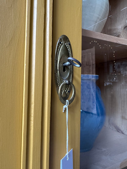 Ett gammalt, vackert vitrinskåp med fina detaljer i de rundade formerna och det arbetade krönet. Skåpet är endast 40 cm djupt mätt uppe på krönet!