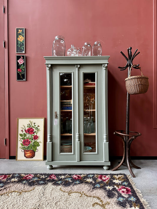 Ett fint gammalt vitrinskåp med vackra detaljer. Skåpet har en högerhängd dörr med glas hela vägen ner i 2 speglar