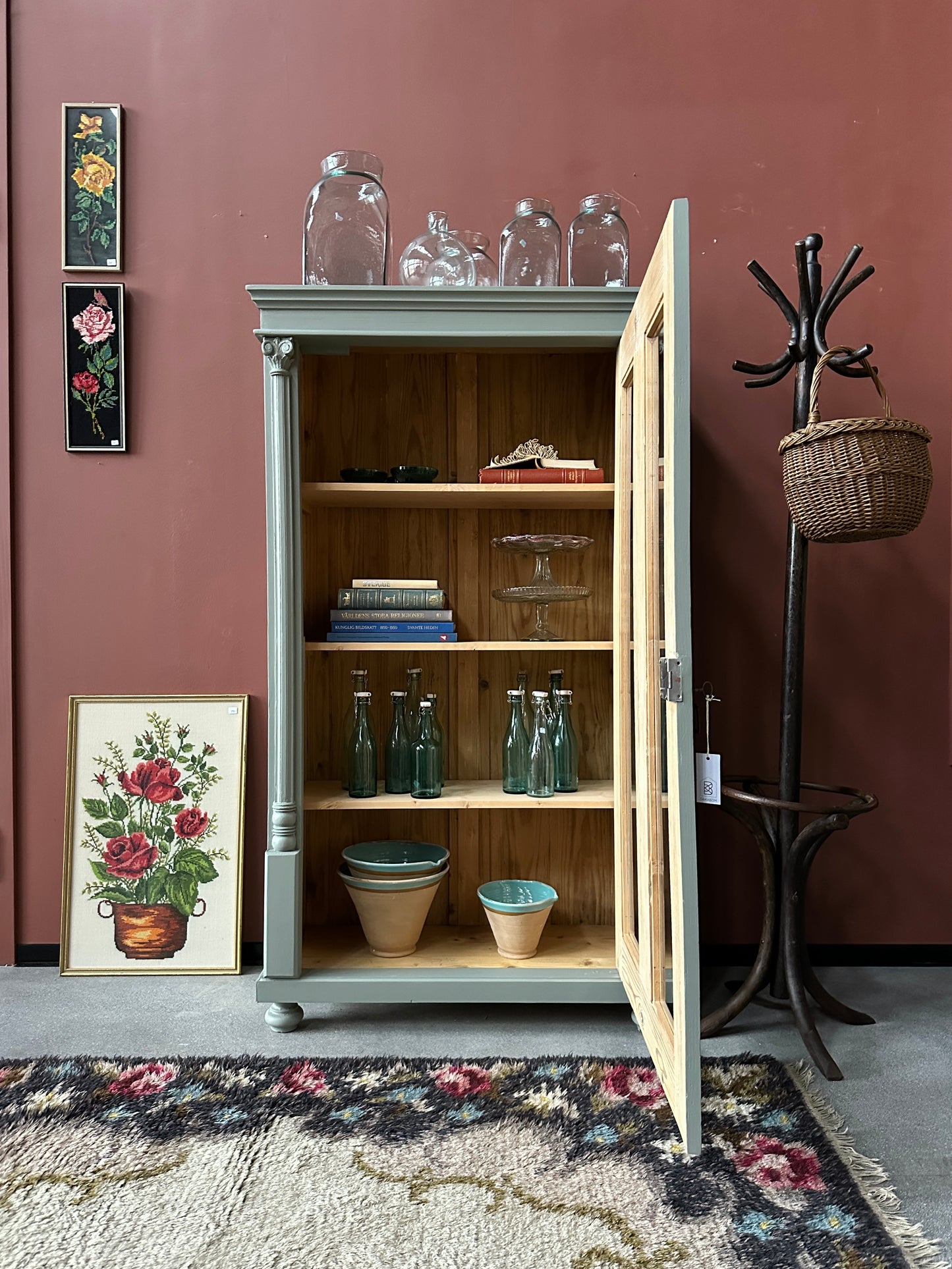 Ett fint gammalt vitrinskåp med vackra detaljer. Skåpet har en högerhängd dörr med glas hela vägen ner i 2 speglar