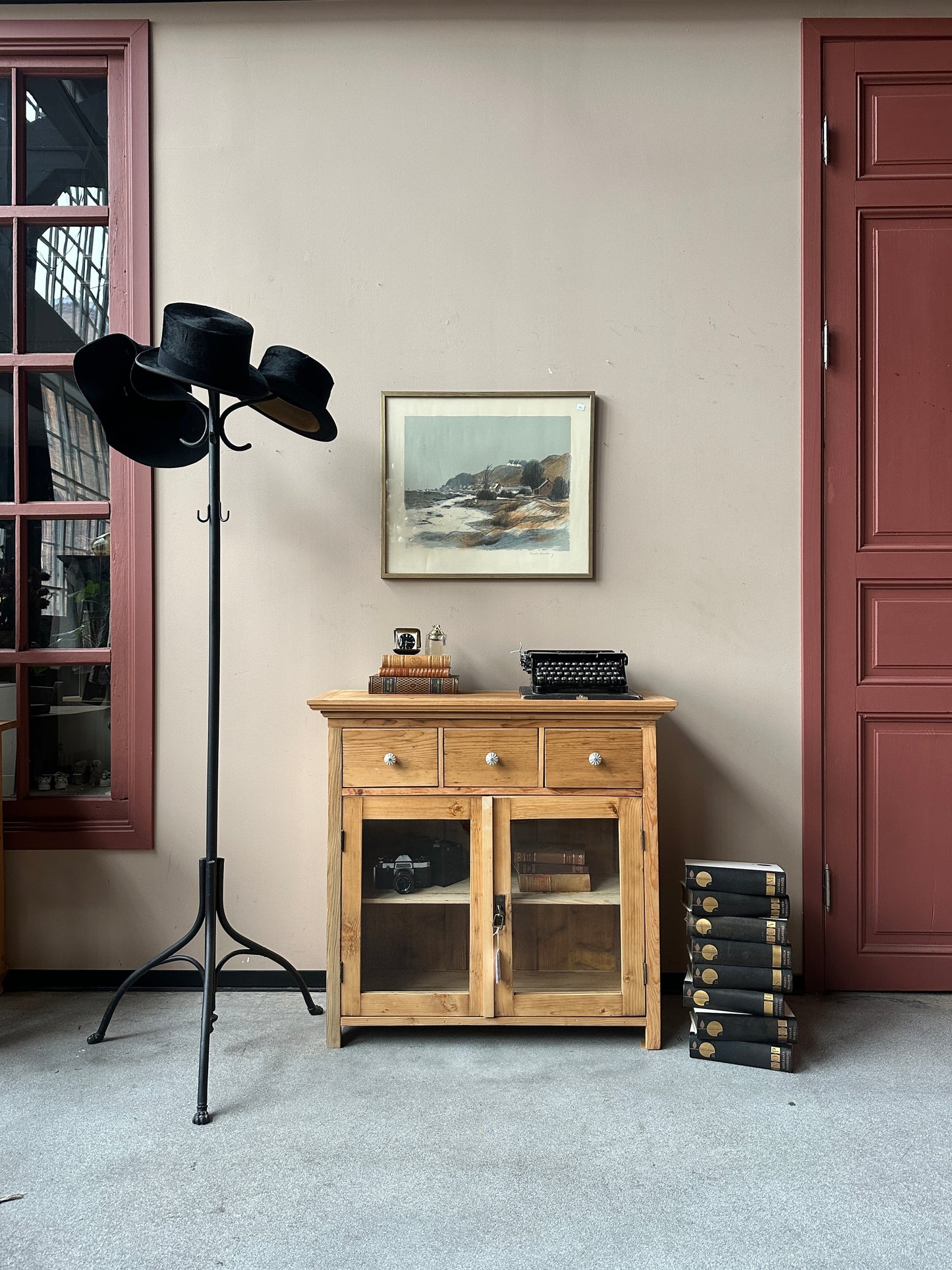  En gammal, vacker kommod med fina detaljer.&nbsp;
Kommoden har tre små lådor med porslinsknoppar i äldre stil.