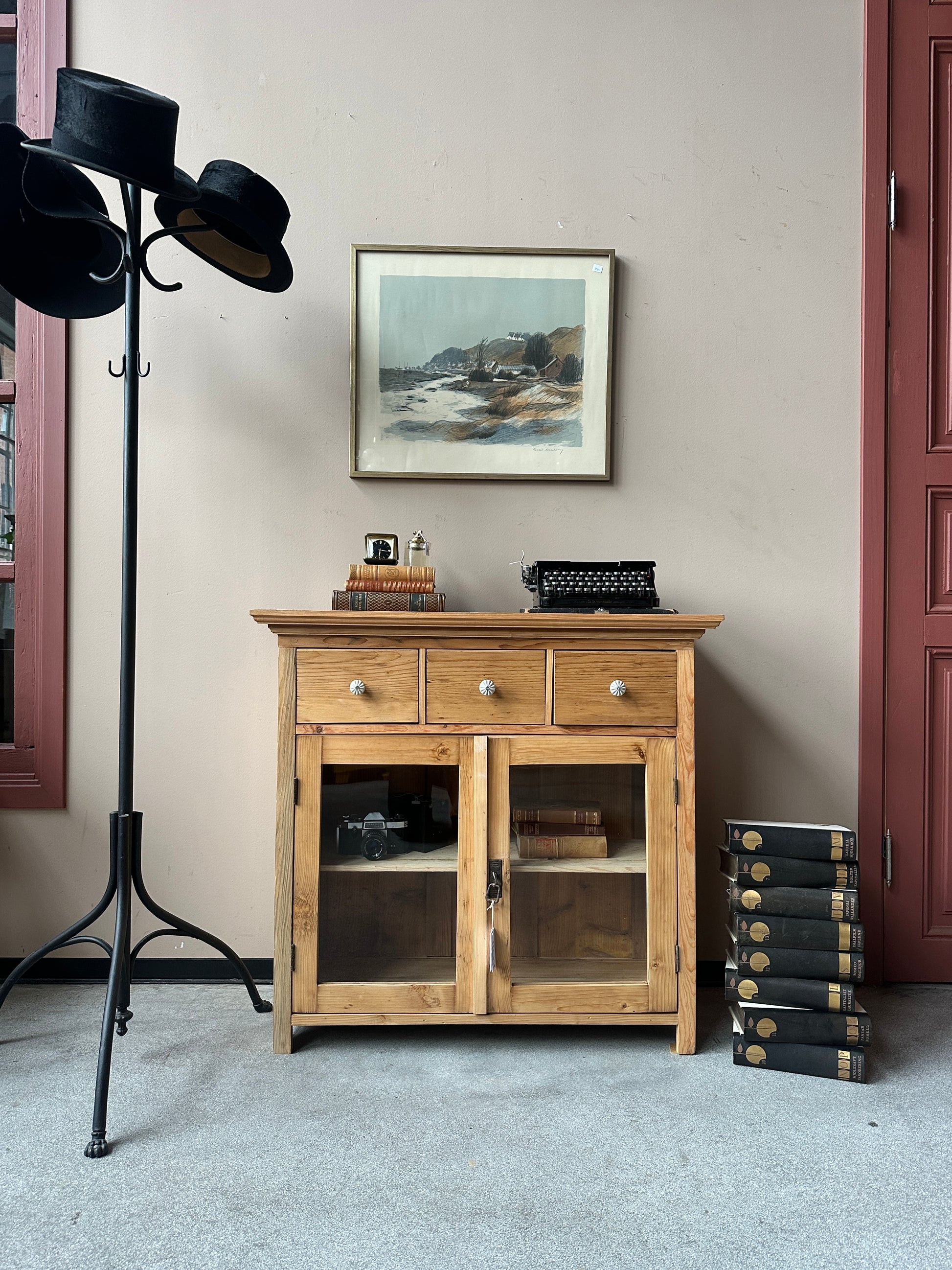 En gammal, vacker kommod med fina detaljer.&nbsp;
Kommoden har tre små lådor med porslinsknoppar i äldre stil.