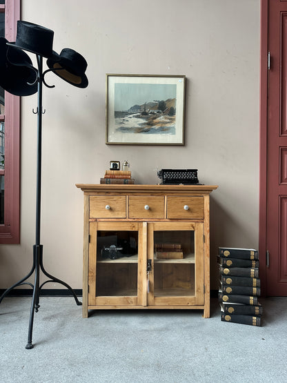 En gammal, vacker kommod med fina detaljer.&nbsp;
Kommoden har tre små lådor med porslinsknoppar i äldre stil.