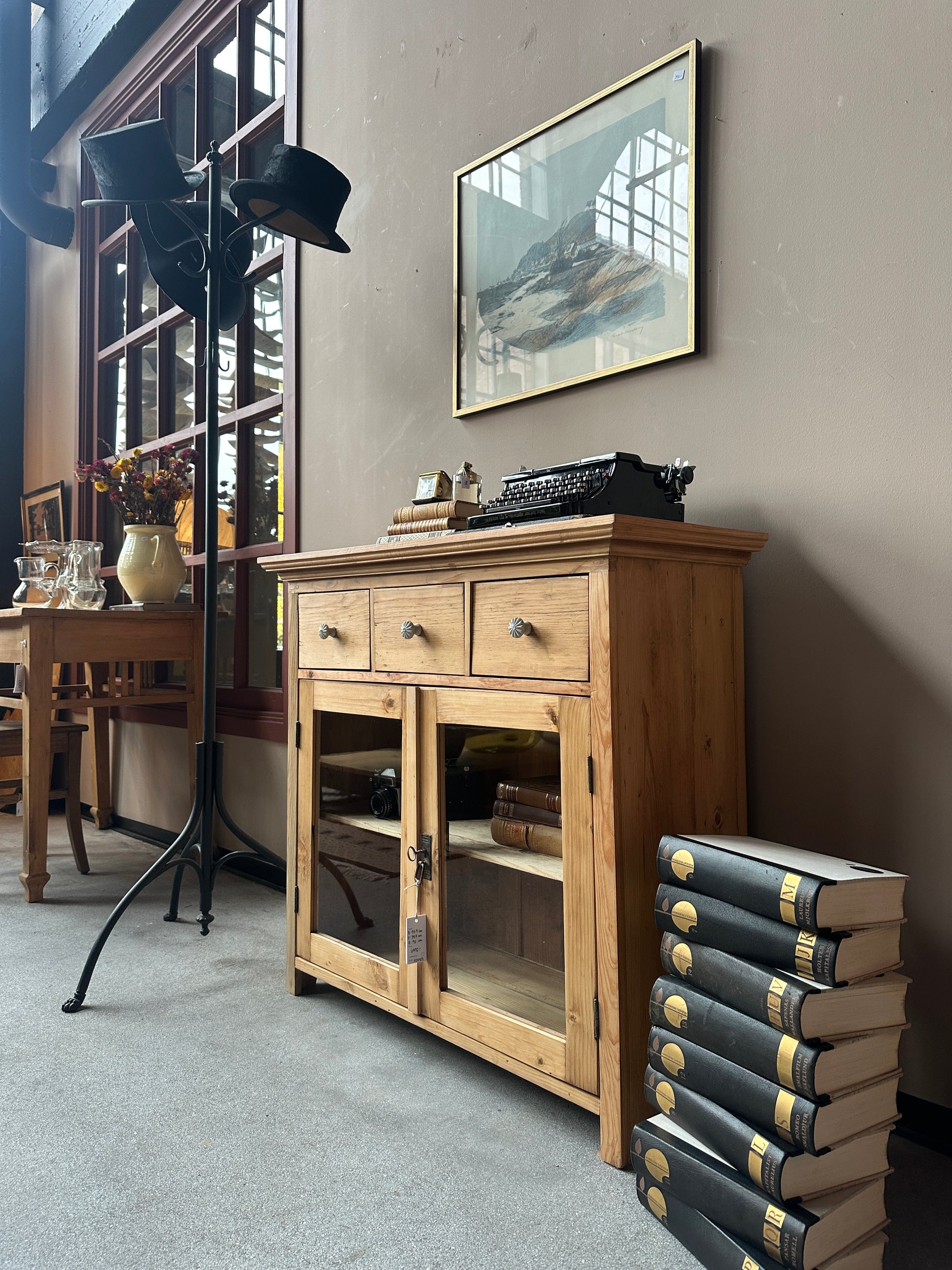 En gammal, vacker kommod med fina detaljer.&nbsp;
Kommoden har tre små lådor med porslinsknoppar i äldre stil.