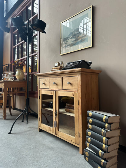 En gammal, vacker kommod med fina detaljer.&nbsp;
Kommoden har tre små lådor med porslinsknoppar i äldre stil.