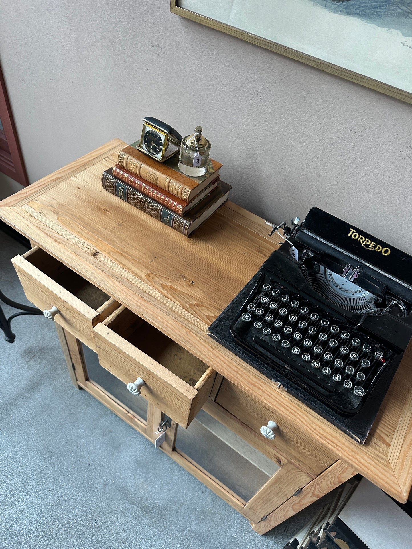 En gammal, vacker kommod med fina detaljer.&nbsp;
Kommoden har tre små lådor med porslinsknoppar i äldre stil.