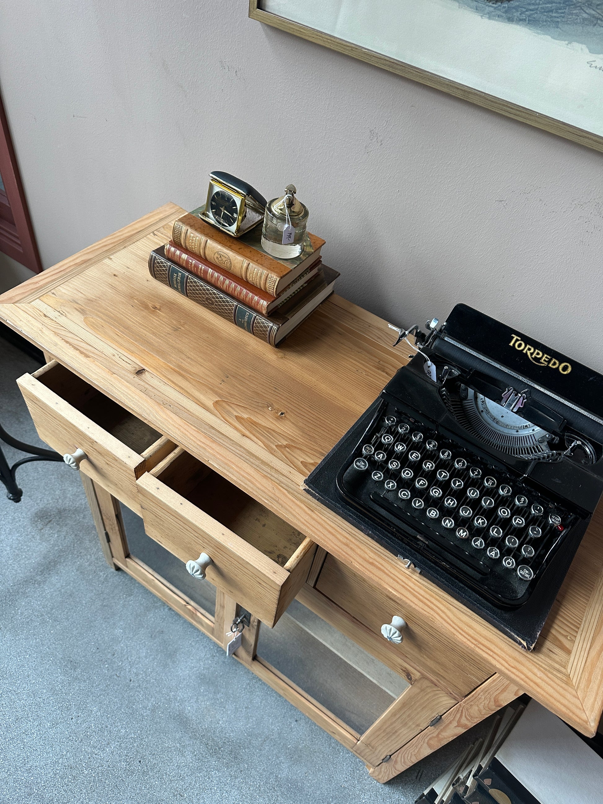 En gammal, vacker kommod med fina detaljer.&nbsp;
Kommoden har tre små lådor med porslinsknoppar i äldre stil.