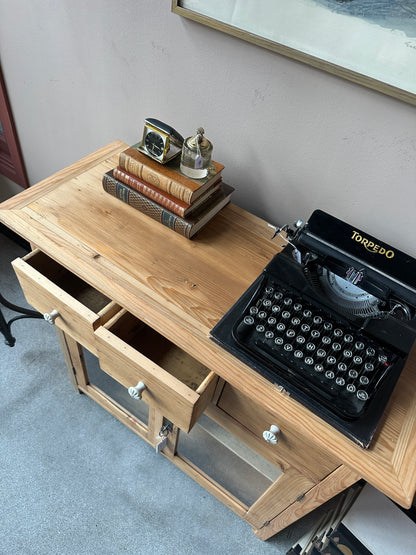 En gammal, vacker kommod med fina detaljer.&nbsp;
Kommoden har tre små lådor med porslinsknoppar i äldre stil.