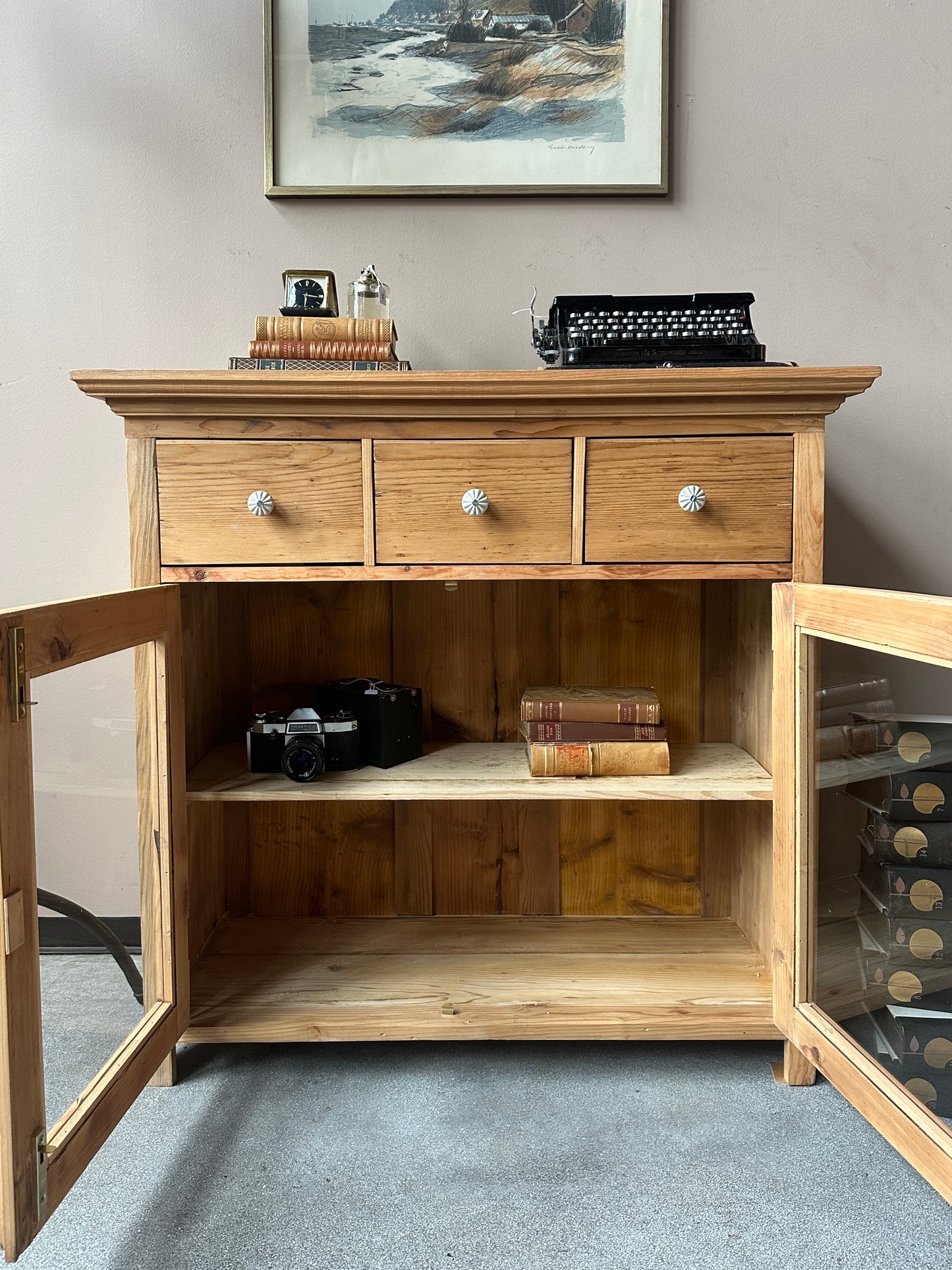 En gammal, vacker kommod med fina detaljer.&nbsp;
Kommoden har tre små lådor med porslinsknoppar i äldre stil.