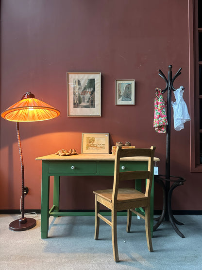 grönt skrivbord och golvlampa