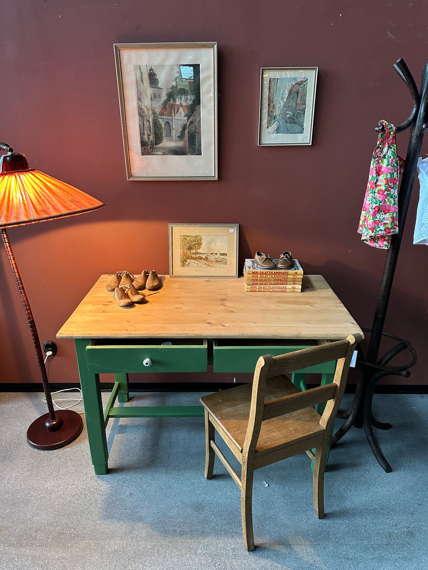 grönt skrivbord och golvlampa