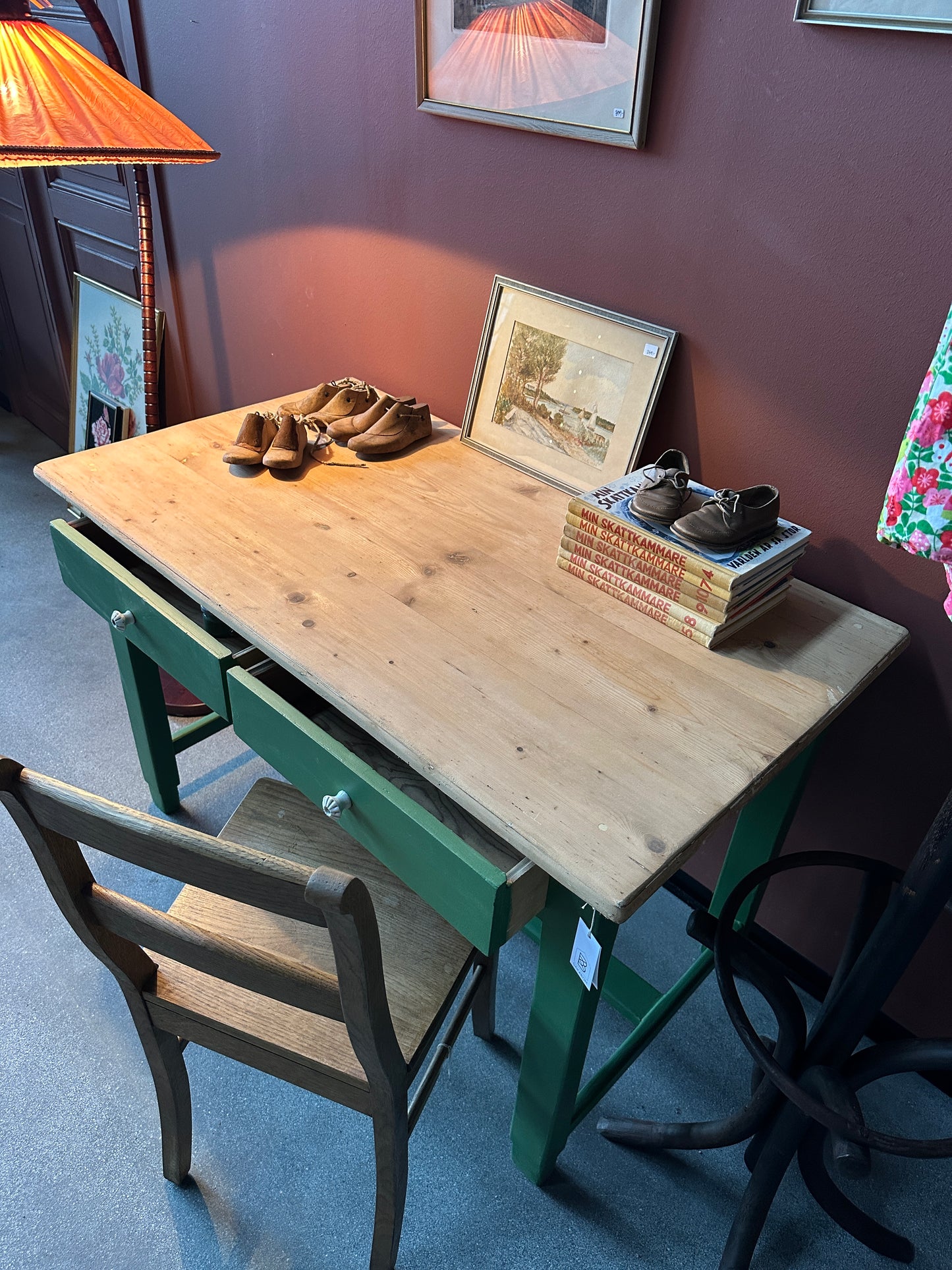 grönt skrivbord och golvlampa