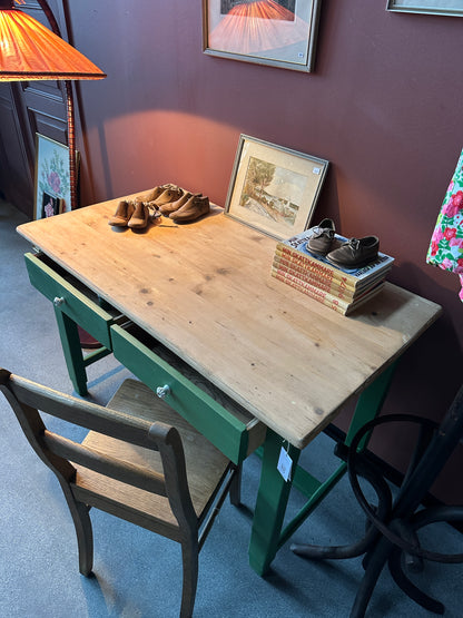 grönt skrivbord och golvlampa