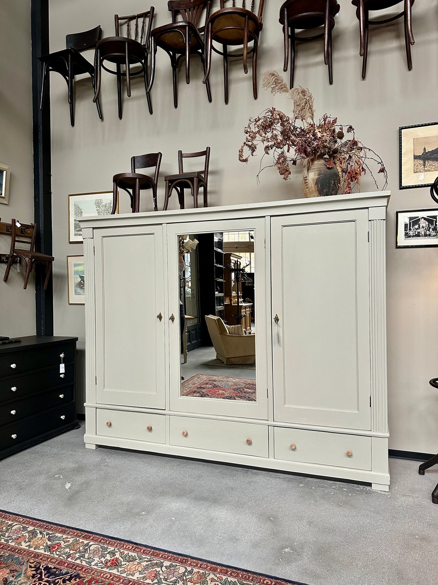 Ett gammalt, stort och vackert klädskåp med plats för mycket!&nbsp;