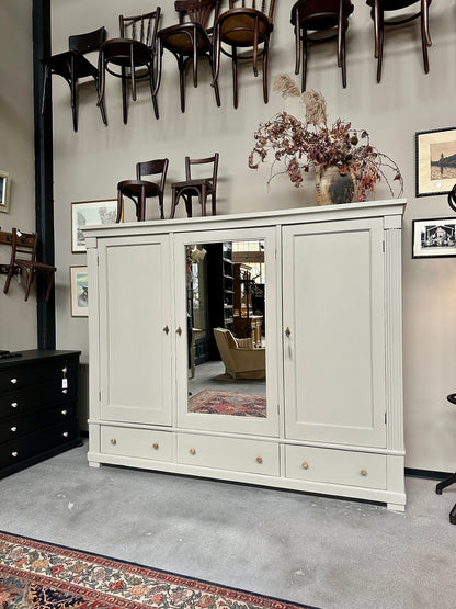 Ett gammalt, stort och vackert klädskåp med plats för mycket!&nbsp;