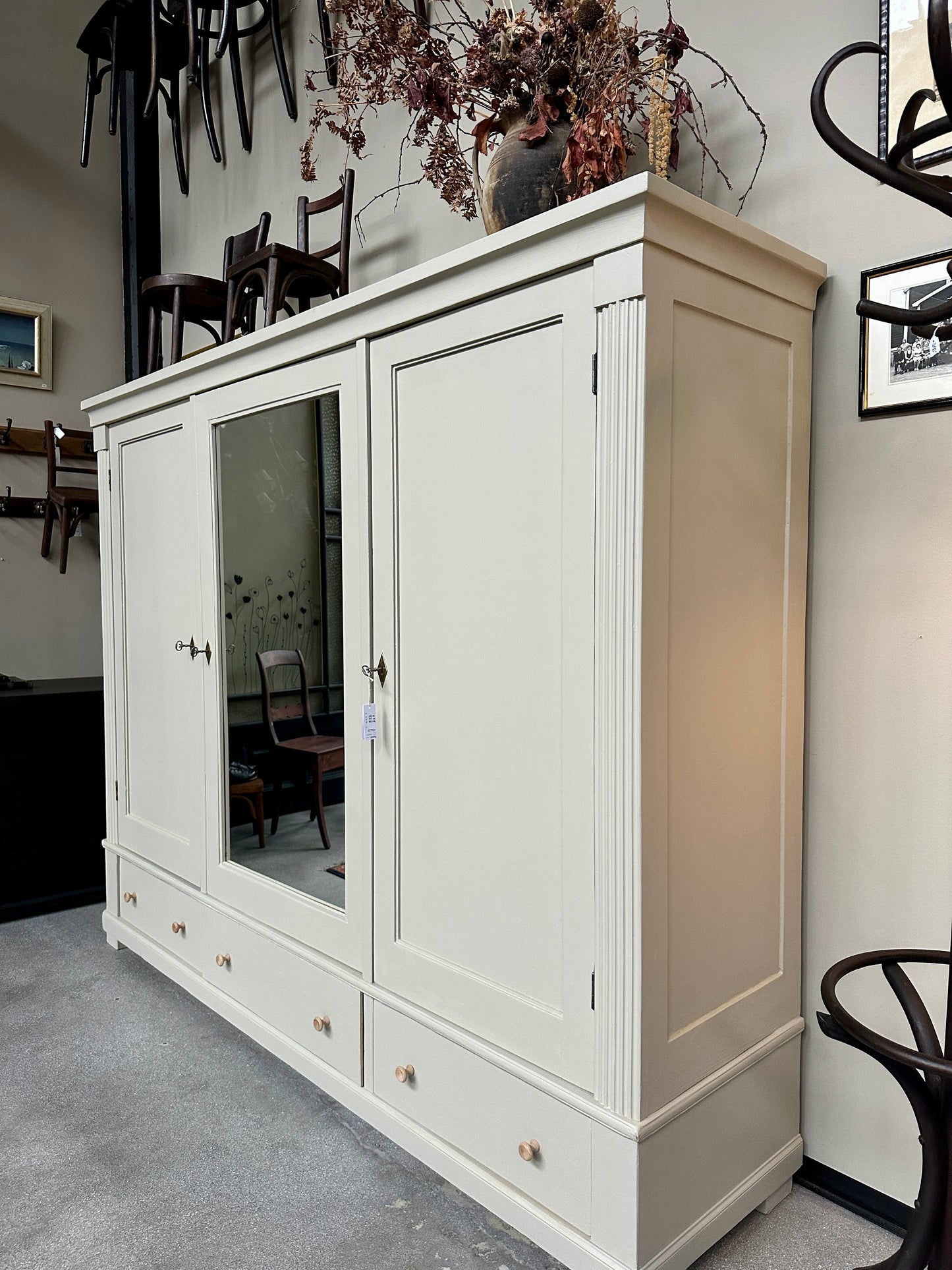 Ett gammalt, stort och vackert klädskåp med plats för mycket!&nbsp;