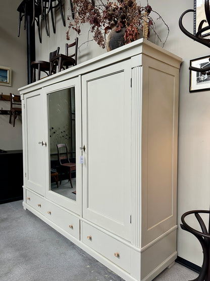 Ett gammalt, stort och vackert klädskåp med plats för mycket!&nbsp;