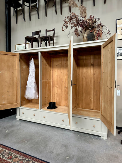 Ett gammalt, stort och vackert klädskåp med plats för mycket!&nbsp;