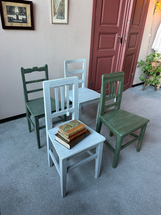 Ett set med 4 st gamla, fina stolar målade i grått och grönt med charmig patina. Stolarna är olika i modell men passar fint tillsammans tycker vi. Stolarna är gamla, så vissa skavanker kan förekomma. 