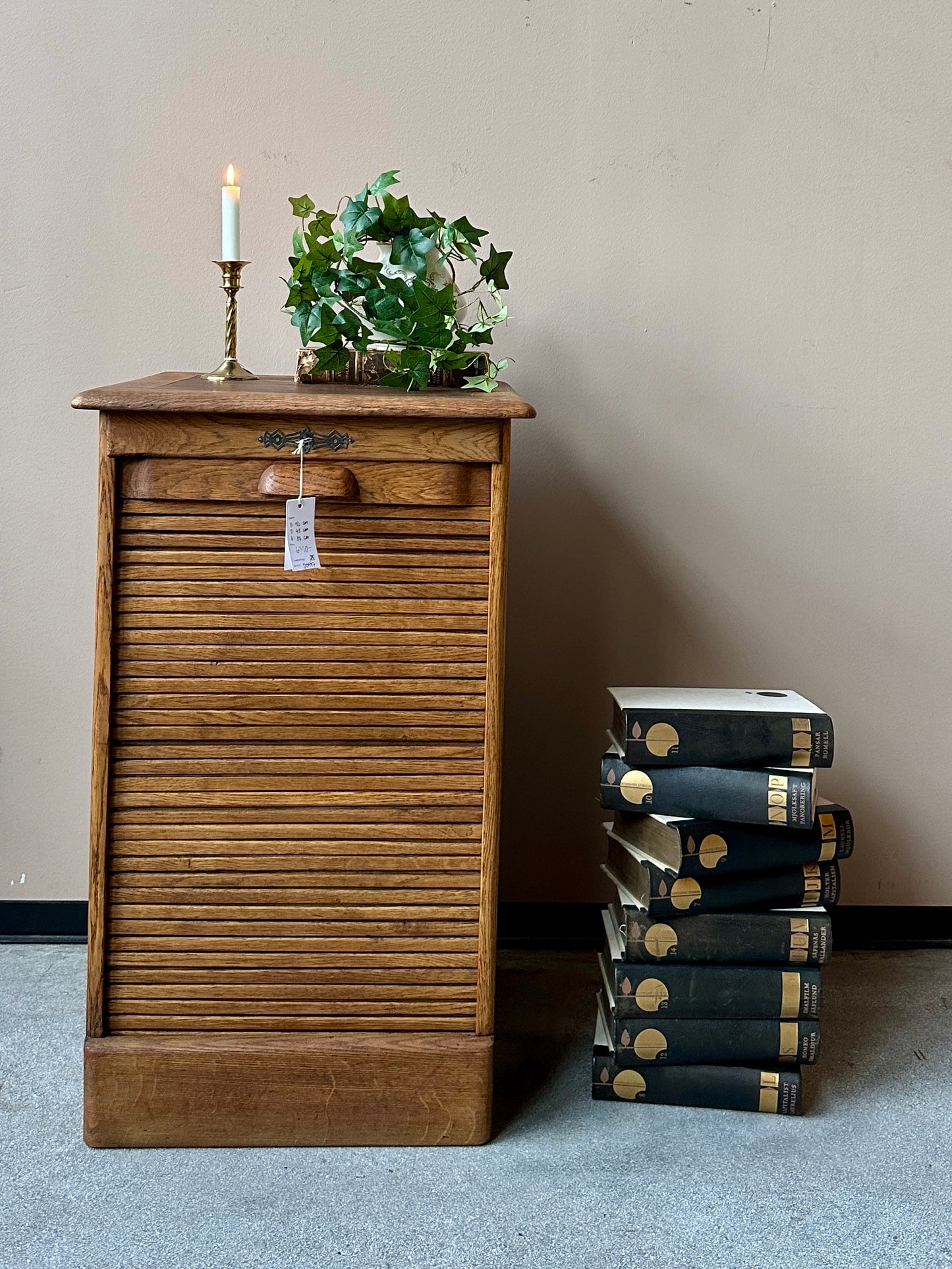 Söker du ett nättare arkivskåp kanske det här är ett skåp för dig.&nbsp;
Det här skåpet har en jalusidörr med mindre fack innanför