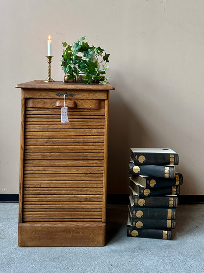 Söker du ett nättare arkivskåp kanske det här är ett skåp för dig.&nbsp;
Det här skåpet har en jalusidörr med mindre fack innanför