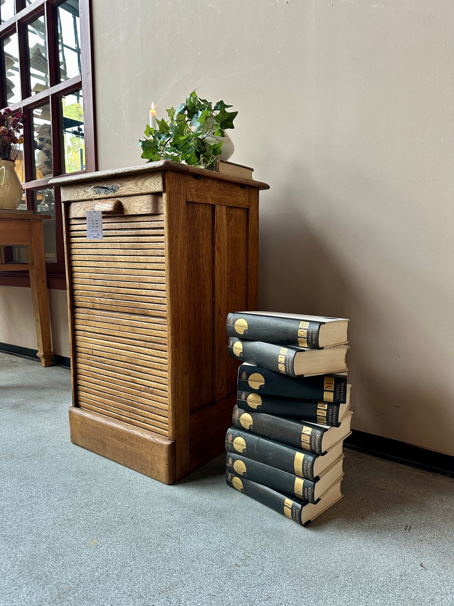 Söker du ett nättare arkivskåp kanske det här är ett skåp för dig.&nbsp;
Det här skåpet har en jalusidörr med mindre fack innanför