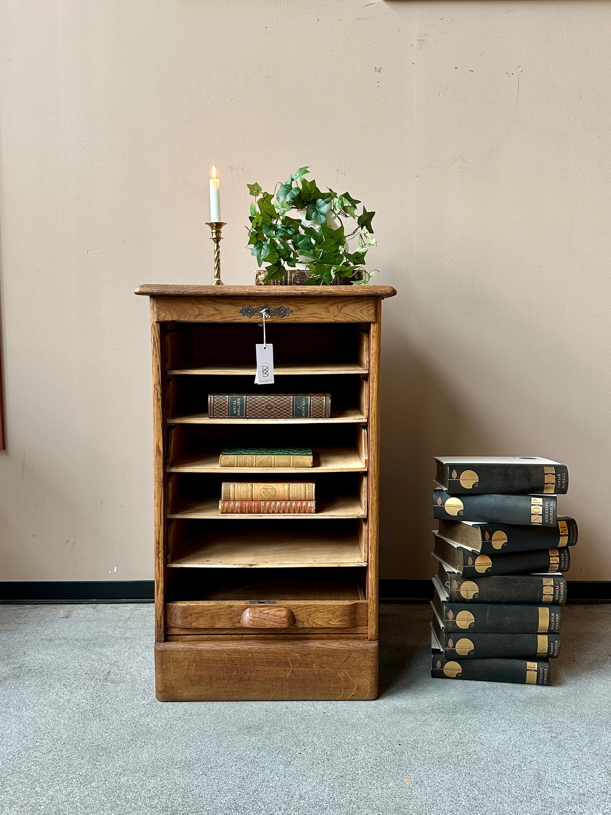 Söker du ett nättare arkivskåp kanske det här är ett skåp för dig.&nbsp;
Det här skåpet har en jalusidörr med mindre fack innanför