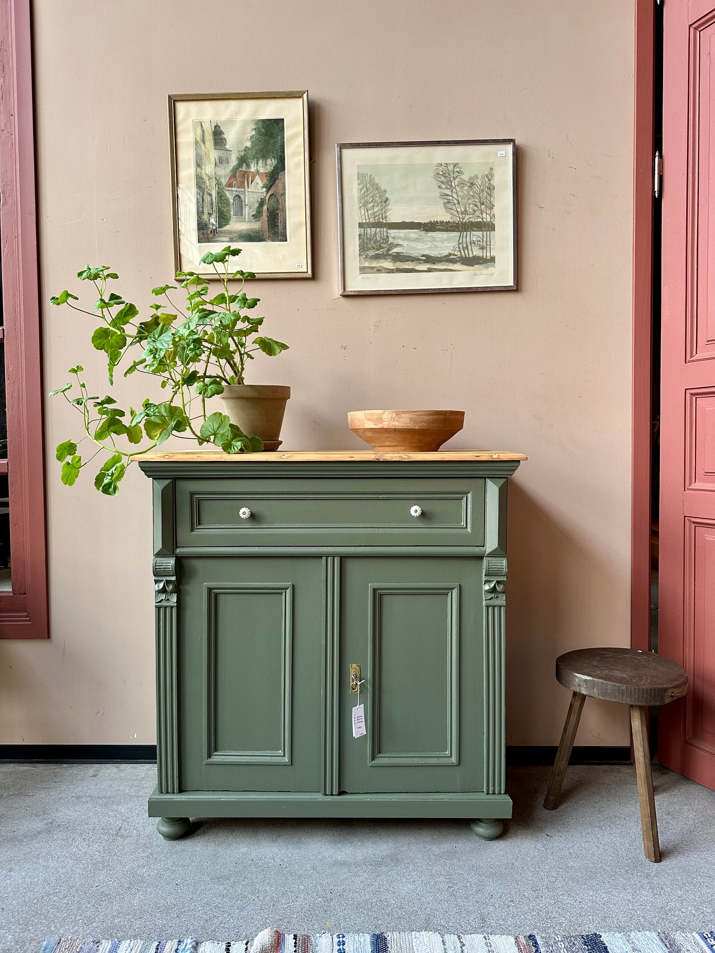 En gammal, vacker kommod med fina detaljer.